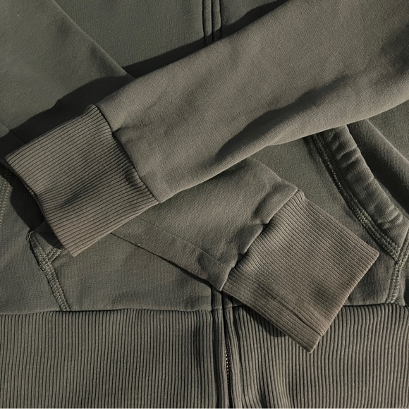 A&F hooded zip up the front hoodie with front patch pockets. - Picture 5 of 7